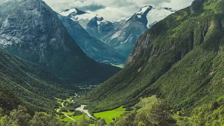 Exploring the Beautiful Landscapes of Hjelledalen