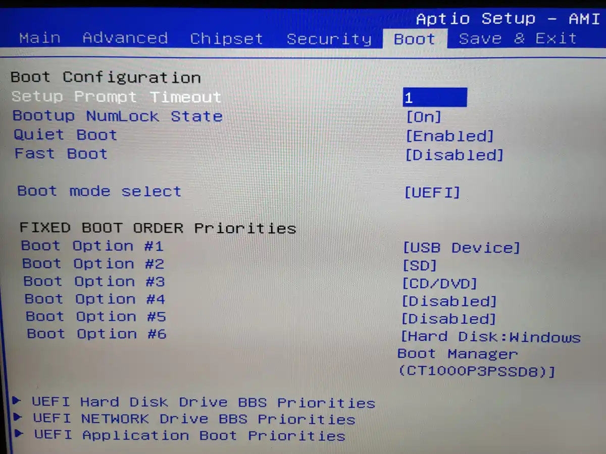 A screenshot of an AMI BIOS/UEFI setup screen showing boot configuration. The 'FIXED BOOT ORDER Priorities' list has 'Boot…