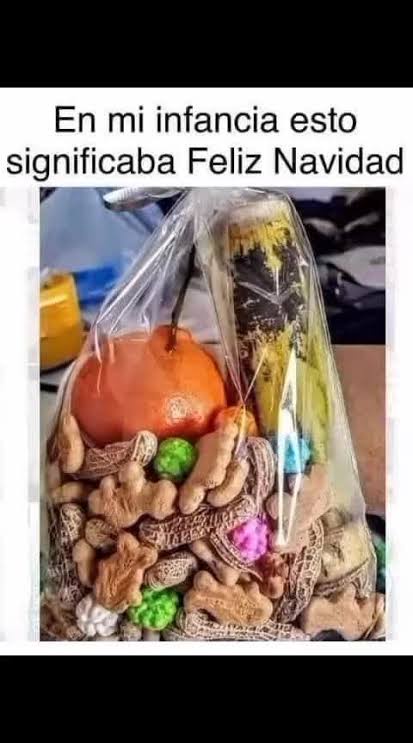A clear plastic bag filled with assorted cookies, candies, and a whole orange, with overlaid text reading 'En mi infancia…