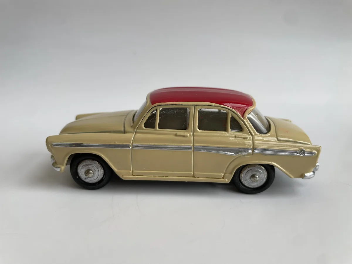 Simca Aronde P60: A Dinky Toy Classic in 1/43 Scale