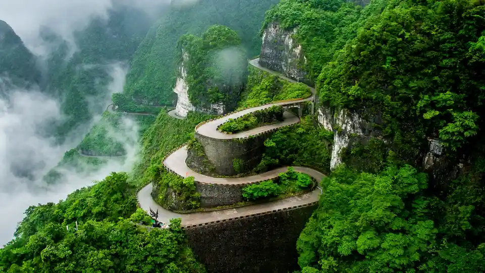 In China's Hunan Province, Tongtian Avenue, also known as the "Avenue Leading to the Sky", presents a thrilling 7-mile drive…