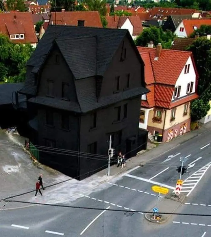 Haus in Schwarz: An intriguing art installation by Eric Sturm and Simon Jung in Möhlingen, Germany
