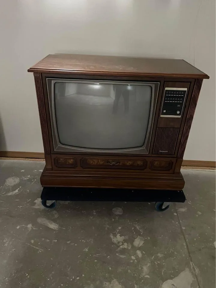 Vintage Panasonic 25" CRT TV (Model PC-26K22) from June '83