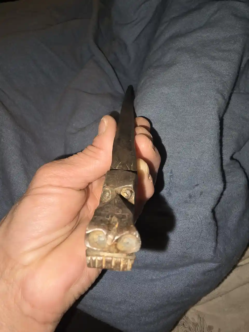 What’s this mysterious bronze artifact? Can anyone tell me? It’s a dragon sculpture!