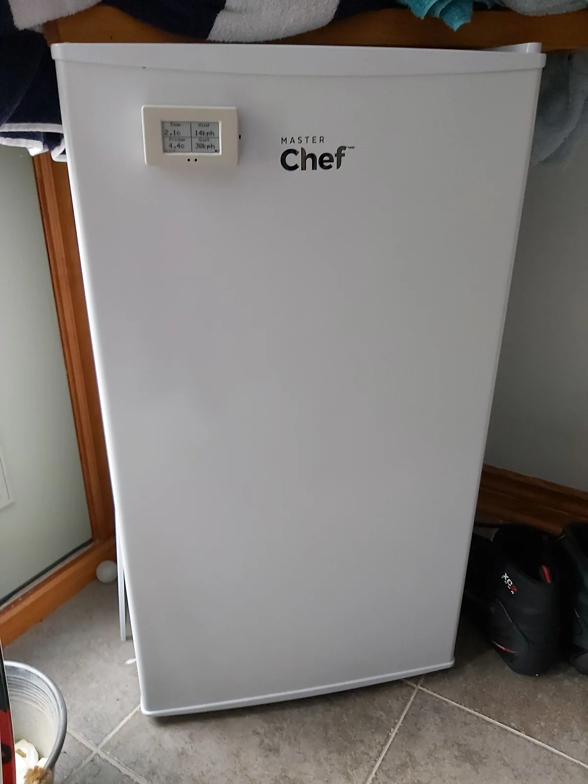 Smart Fridge Monitoring with E-Ink and ESP32C3 Technology
