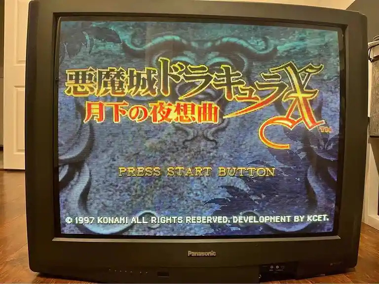 A vintage Panasonic CRT television displays the title screen of the 1997 Konami video game 'Castlevania:月下の夜想曲'…