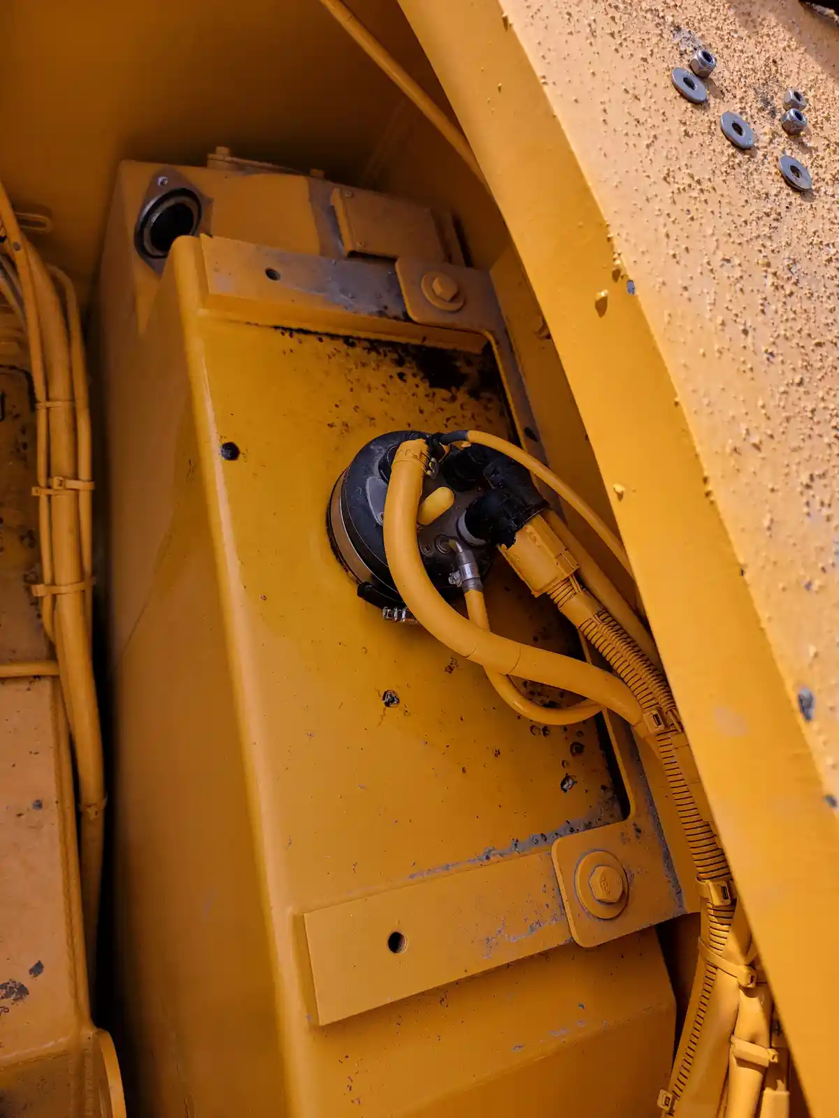 Engineers' Dilemma: The Def Tank Suction Module's Awkward Placement on the Liebherr LR11000